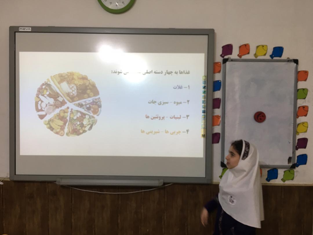 کنفرانس نارون صدر ممتاز در مورد خواص انواع گروه های مواد غذایی در کلاس سوم